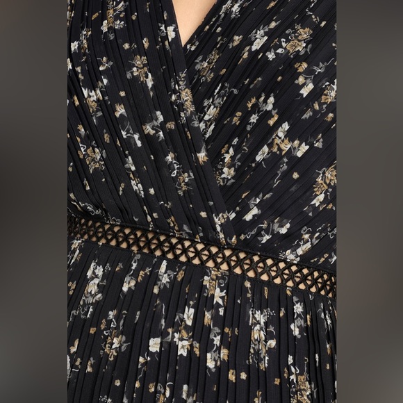 Pleats and Love Navy Dress 🌸 - Picture 5 of 6